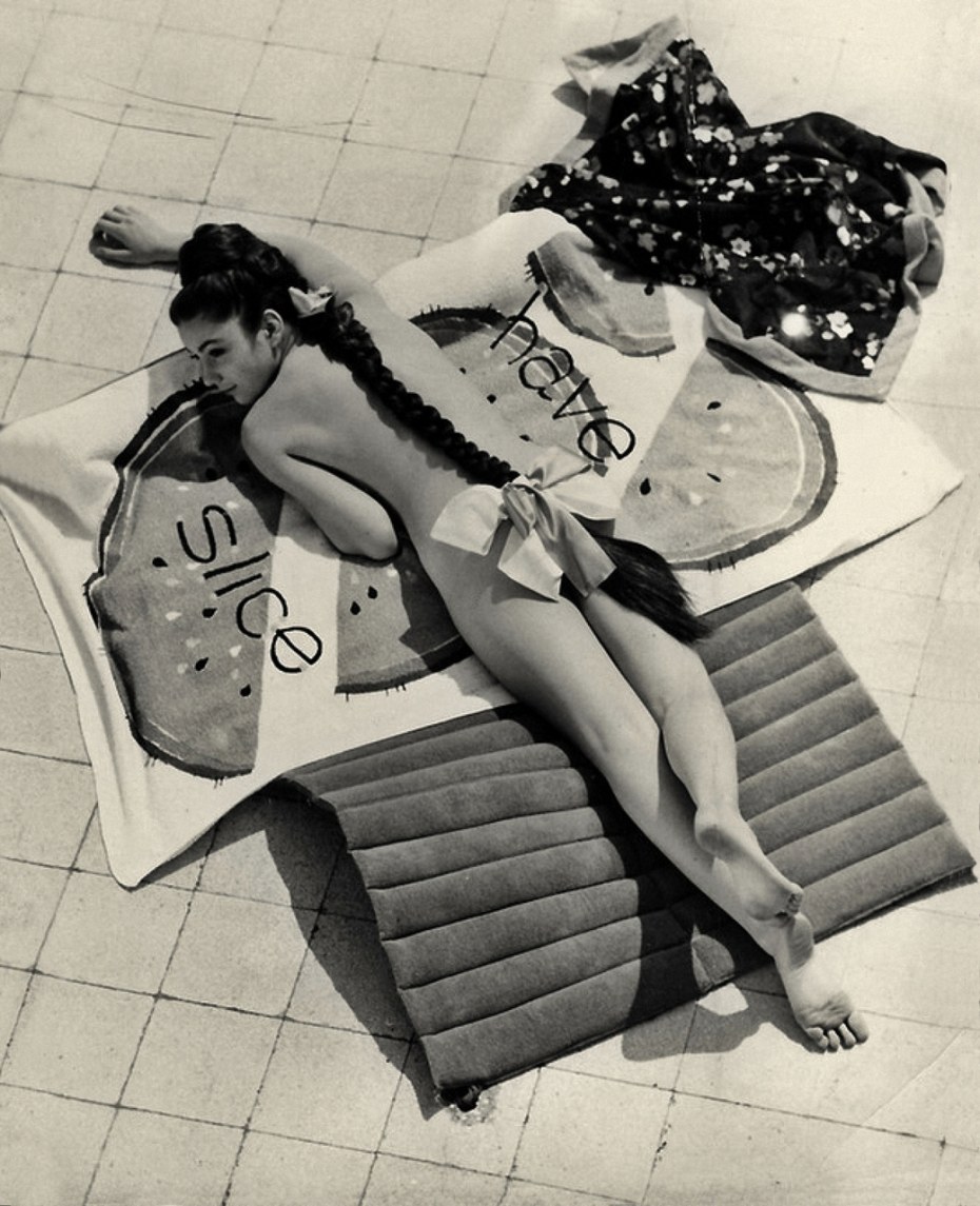 Ромина Пауэр в купальнике сейчас