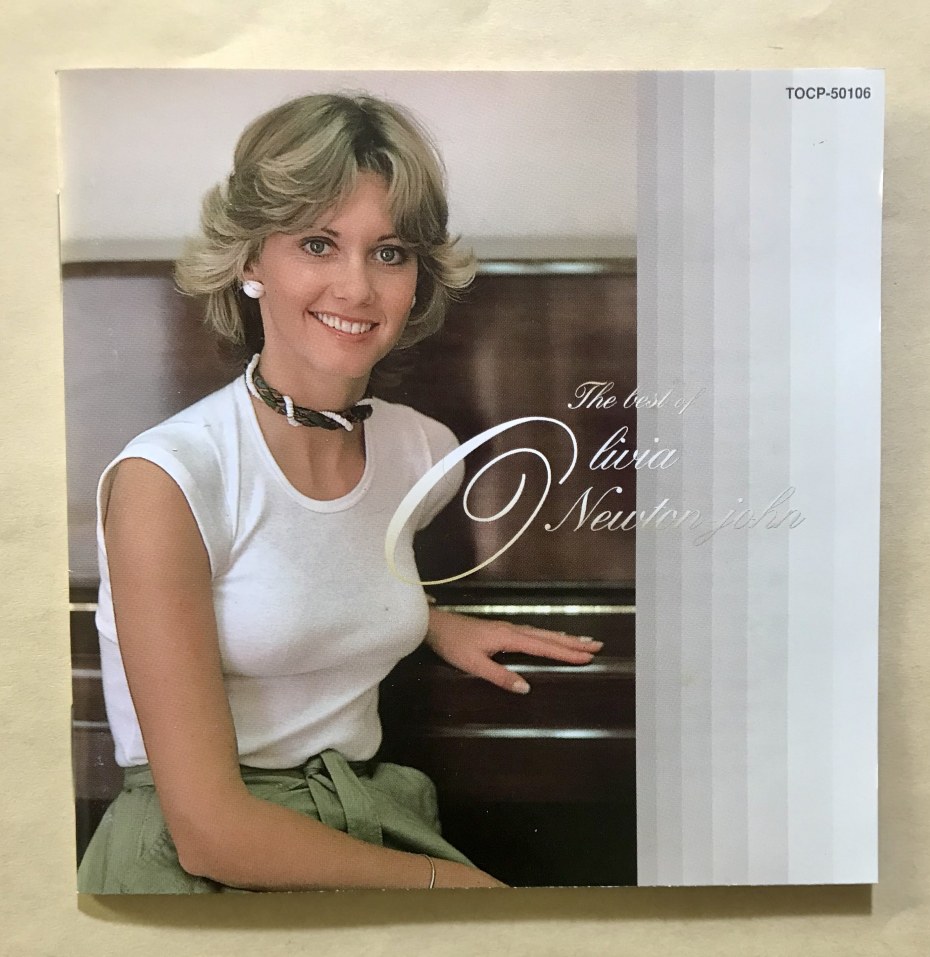 Зубная щетка под струей воды