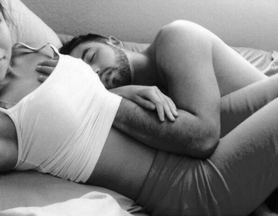 Девушка спит на парене