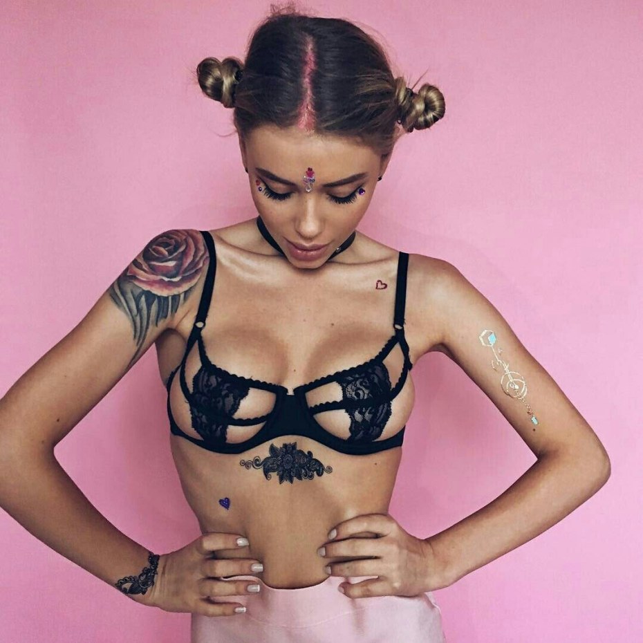 Валя карнавал в костюме