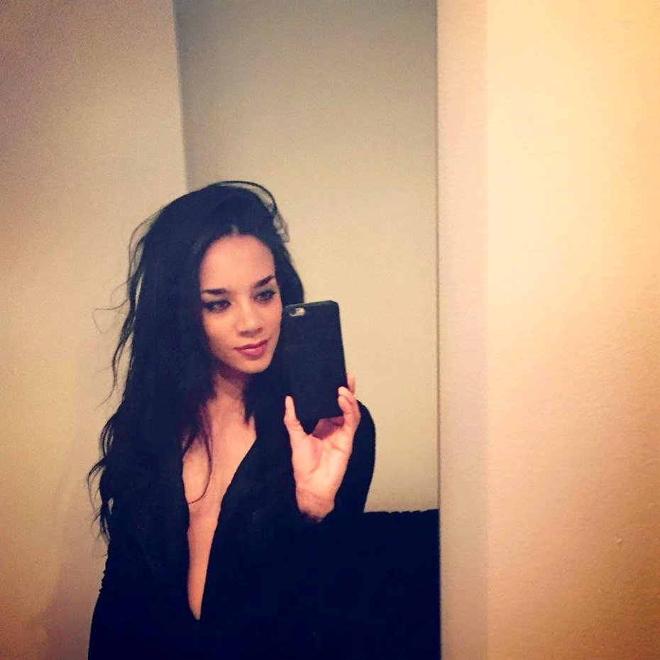 Ханна Джон-Кэймен голая