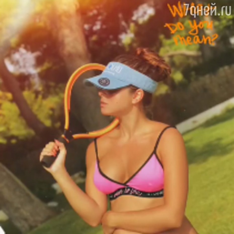 Беременная Нюша в купальнике