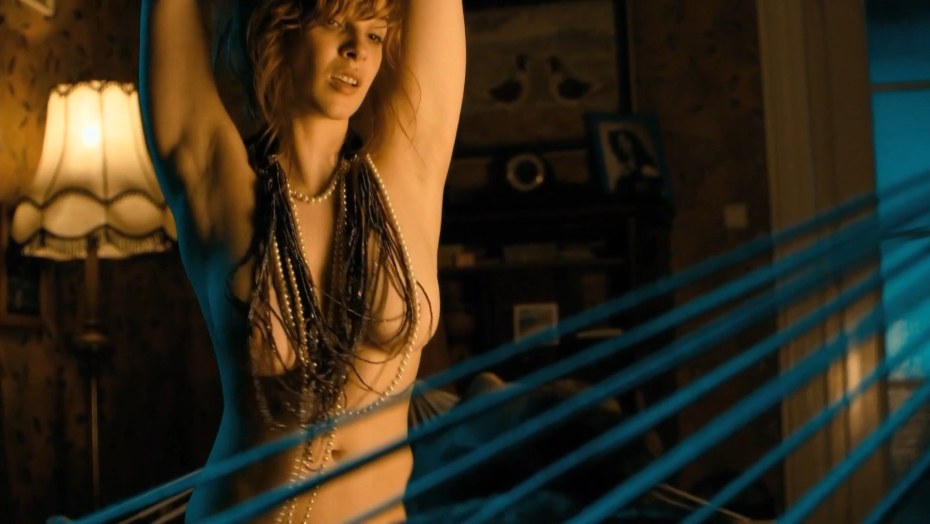 Вица Керекеш, голая без трусиков на фото