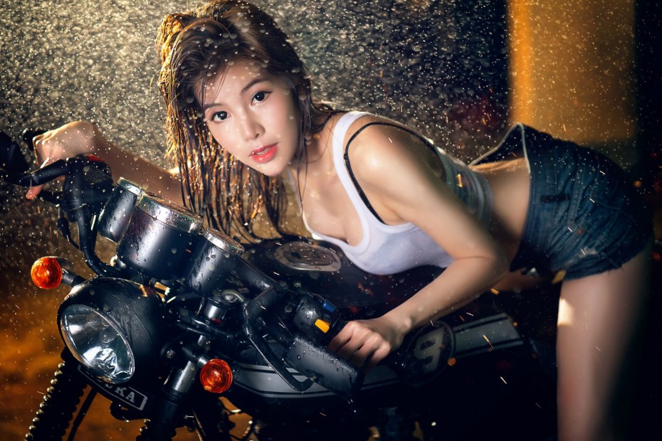 Азиатские девушки мотоцикл