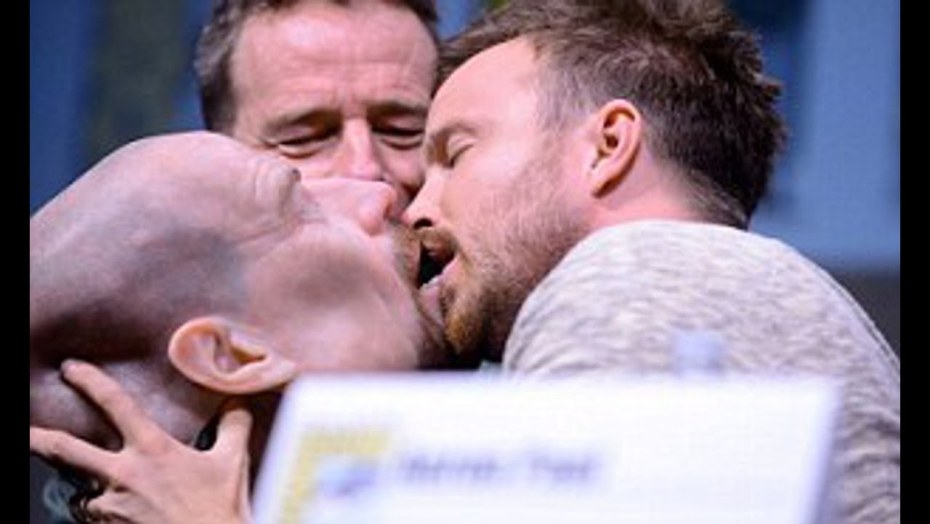 Аарон пол и Брайан Крэнстон поцелуй