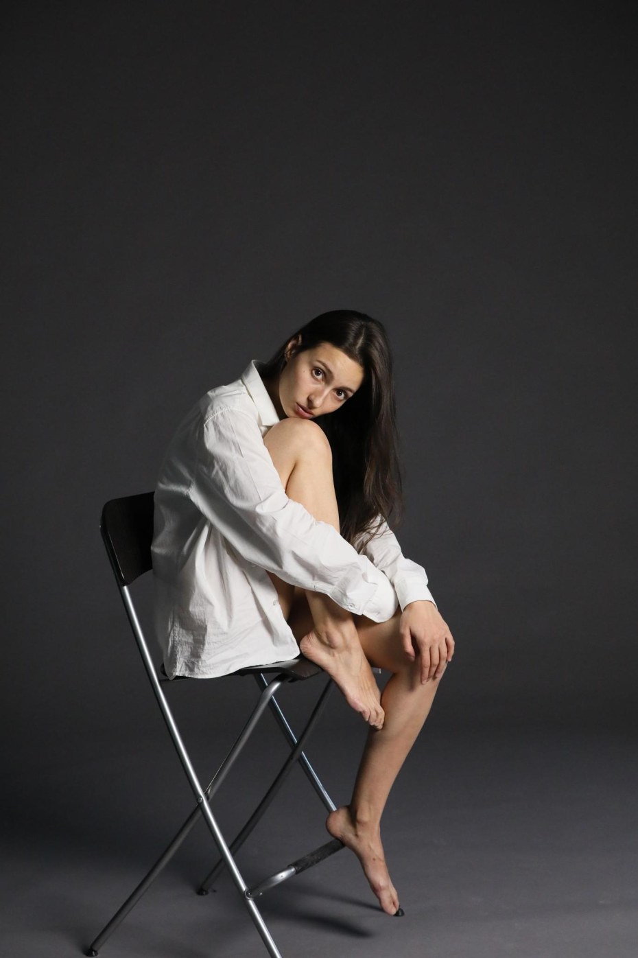 Зрелая натурщица позирует на озере