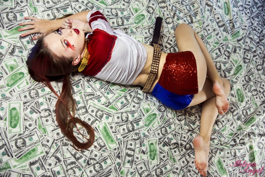 Эмили Блум и Милена в кровате