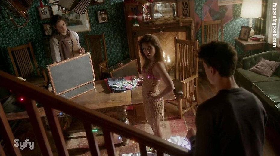 Саммер Бишил голая грудь