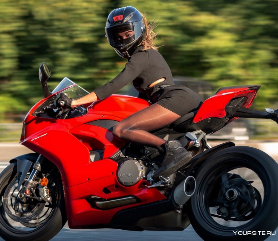 Мотоциклистка в платье