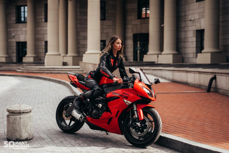 Мототаня байкерша