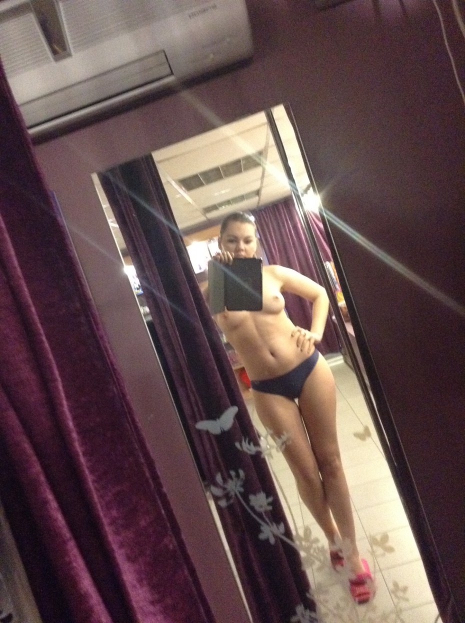 Девушки в лифчиках домашние