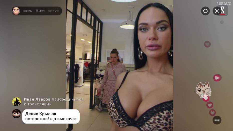 Брюнетка раздвинула ножки