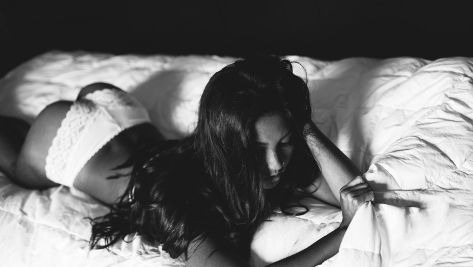 Мужчина и женщина на столе