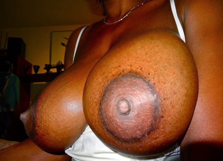 Огромные сиськи с черными сосками