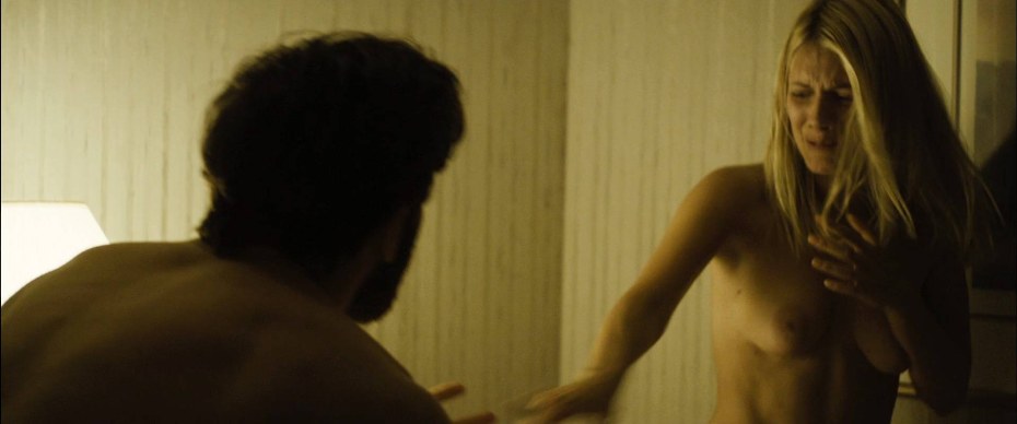 Сара Гадон голая в фильме