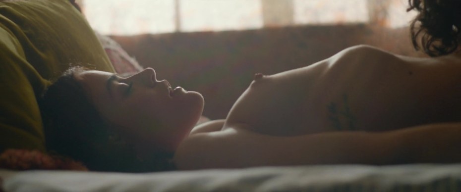 Эшли Бенсон с голой грудью