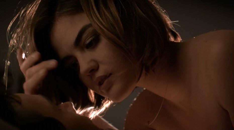 Люси Хейл в купальнике 2020.попа