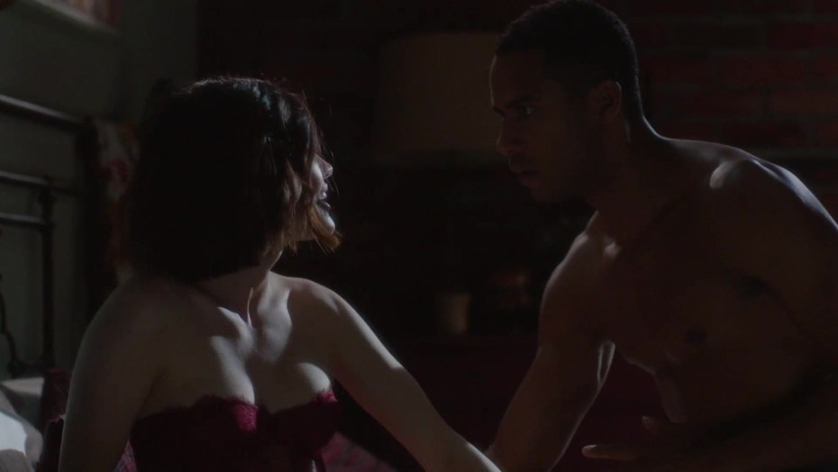 Люси Хейл топлесс