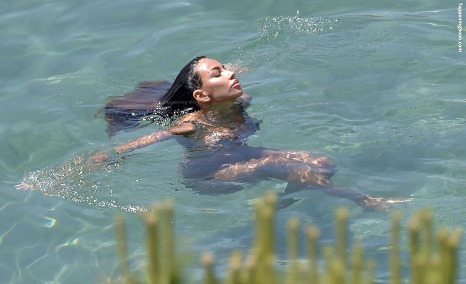 Мадалина Генеа на пляже