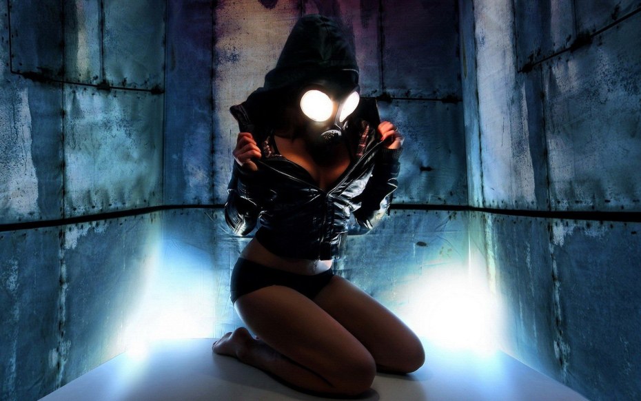 Девушка в противогазе