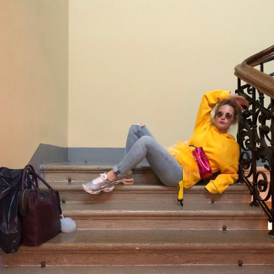 Певица монеточка ноги