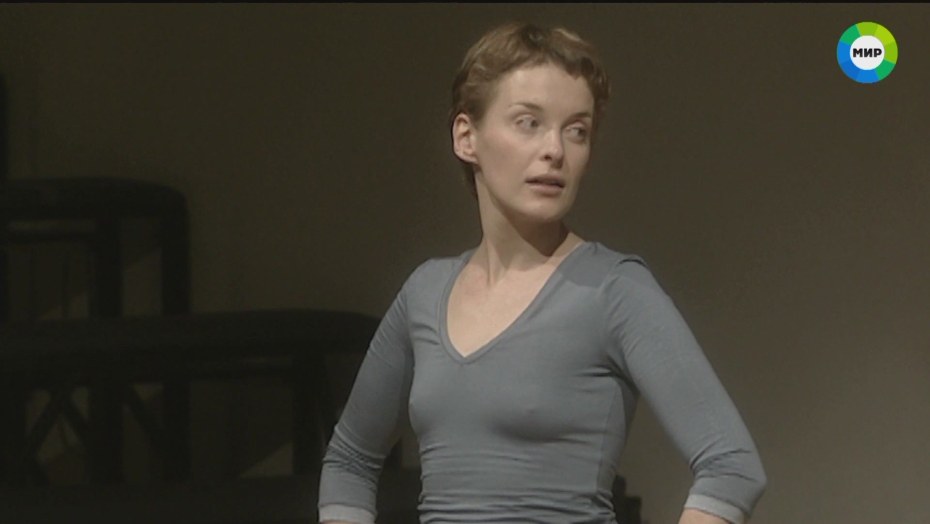 Блондинка раздевается на пляже