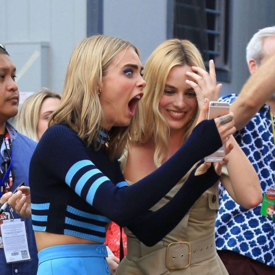 Марго Робби с подругой