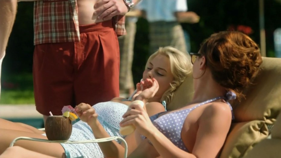 Марго Робби засветила грудь