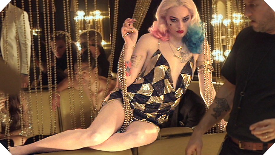 Кадры из фильма в бассейне Марго Робби