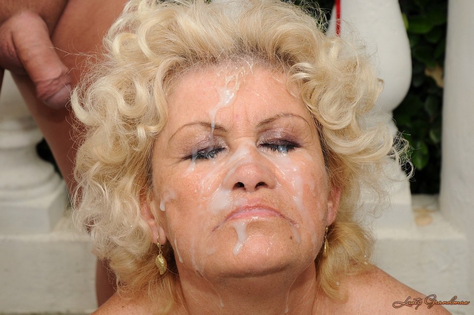 Кончает в рот пожилой женщине