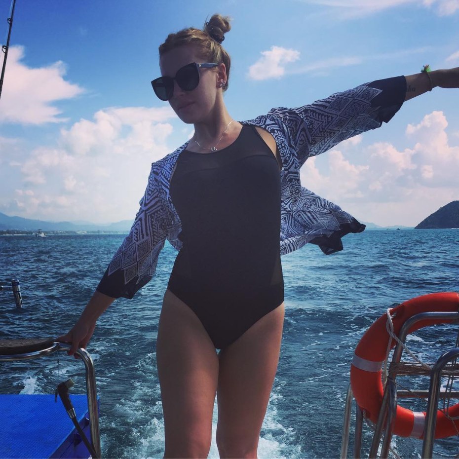 Очертания фигуры девушки