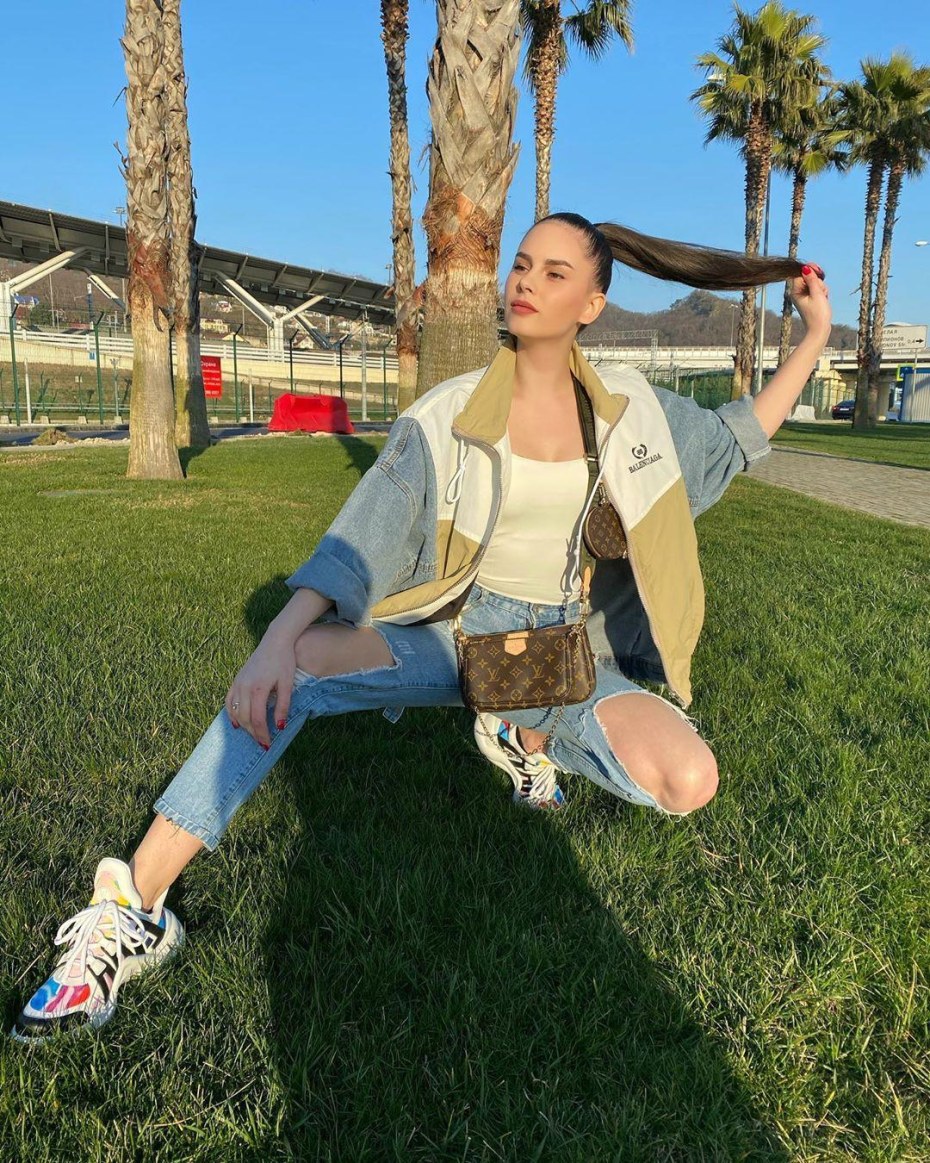 Засунула яблоко в киску