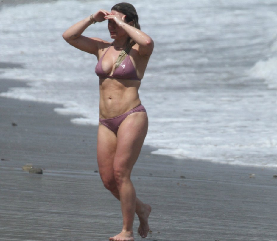 Хилари Дафф в купальнике 2017