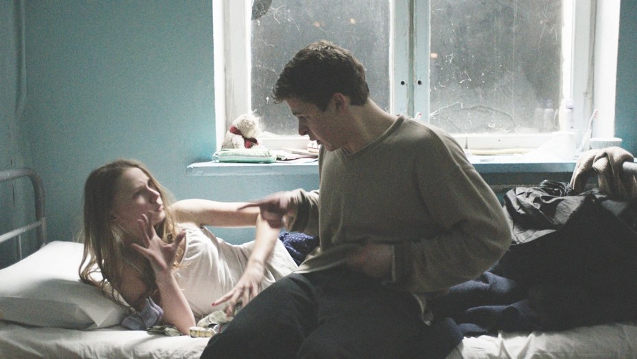 Тейлор Стоун раздевается