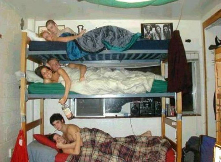 Парни в общаге