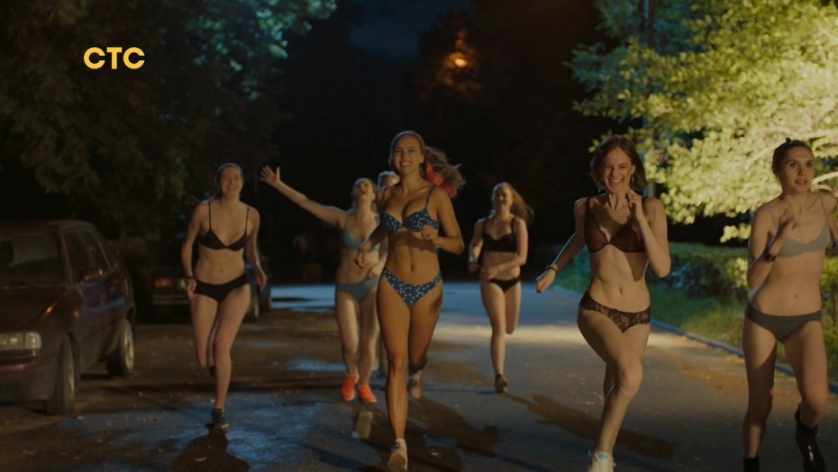 Лежит в луже слез