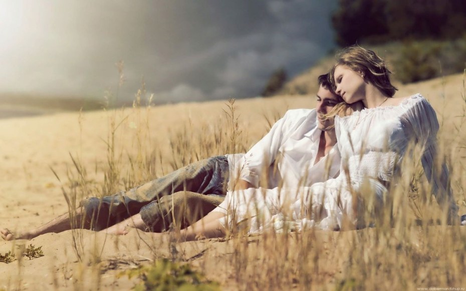 Два человека сидят в поле