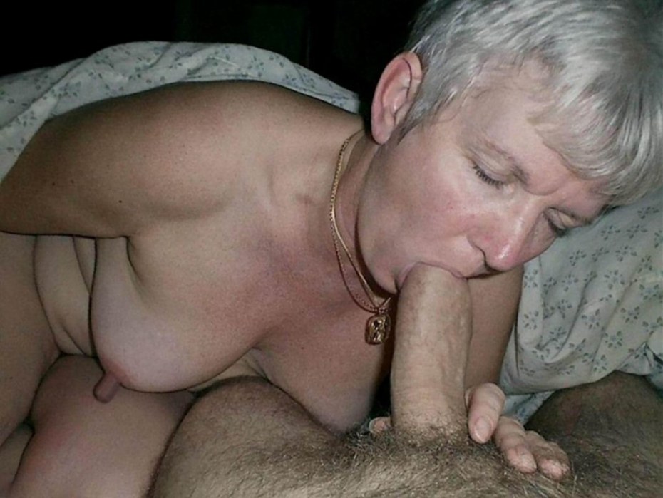 Старая бабка минетчица