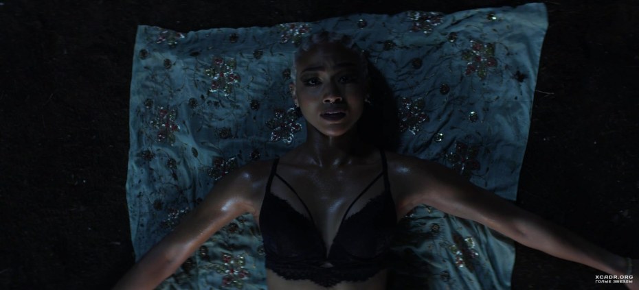 Кирнан Шипка в Нижнем белье в Сабрине