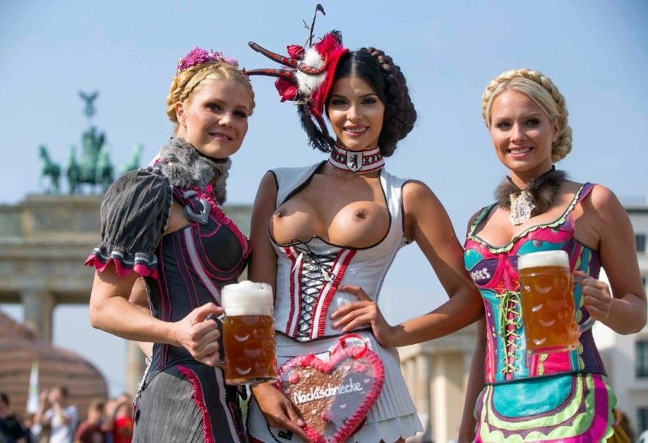 Официантка с большими сиськами