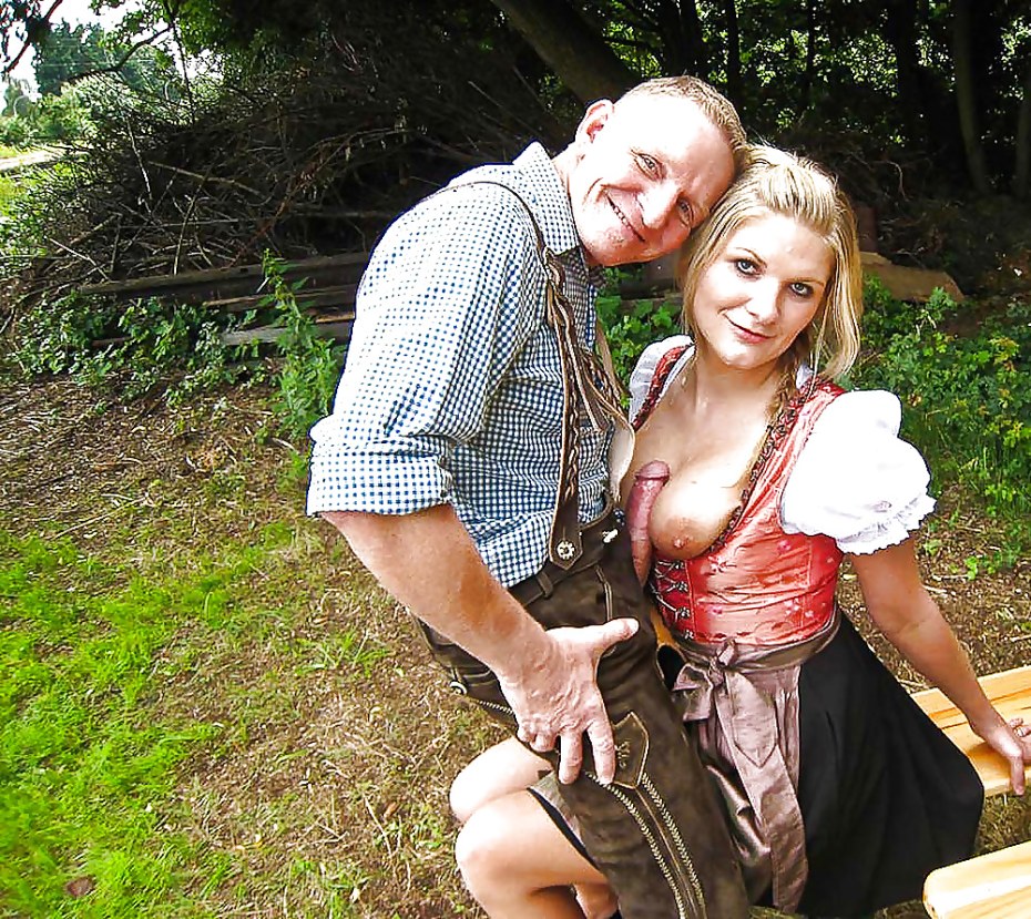 Официантки с голыми сиськами