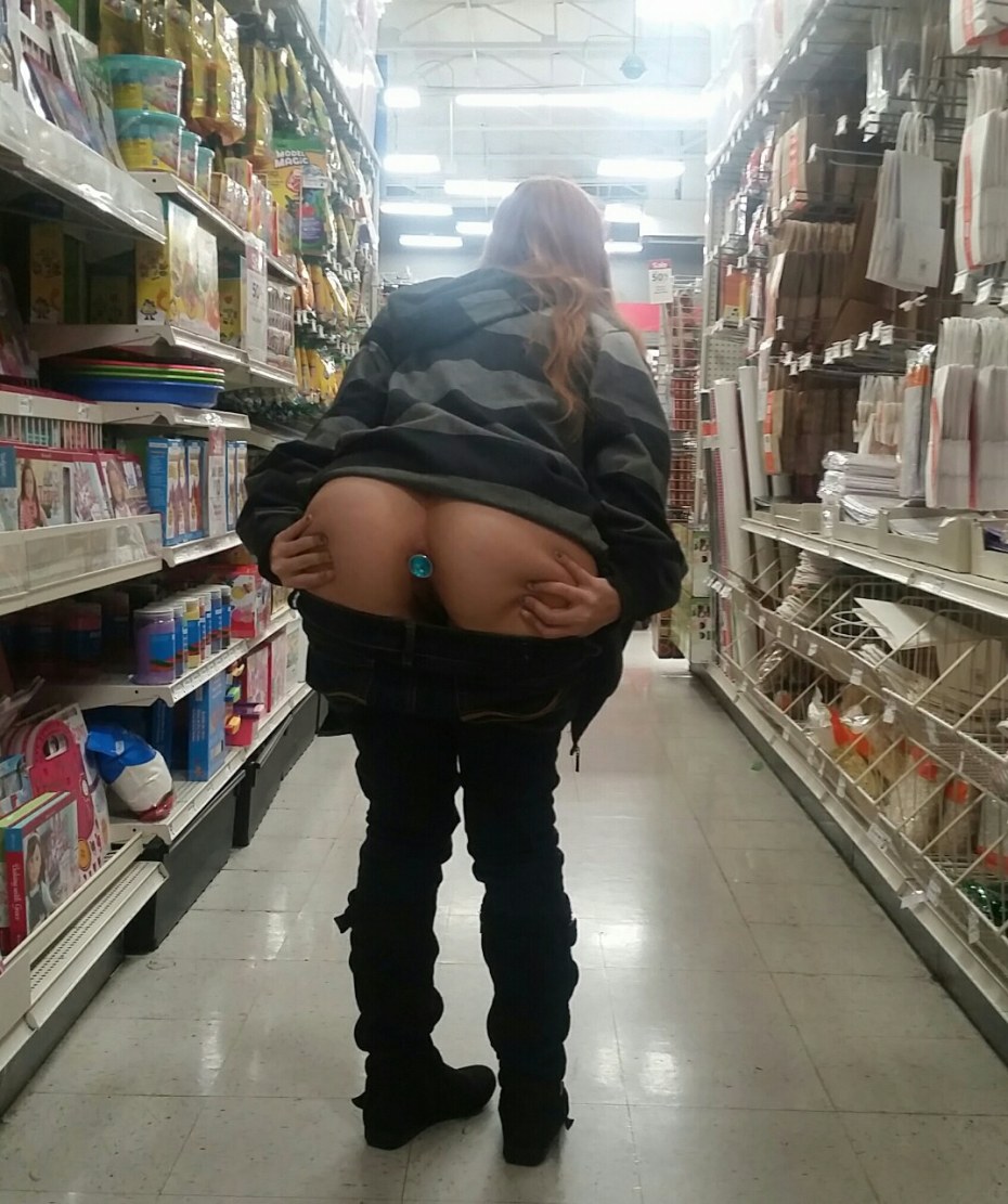 Приспустила трусики в магазине