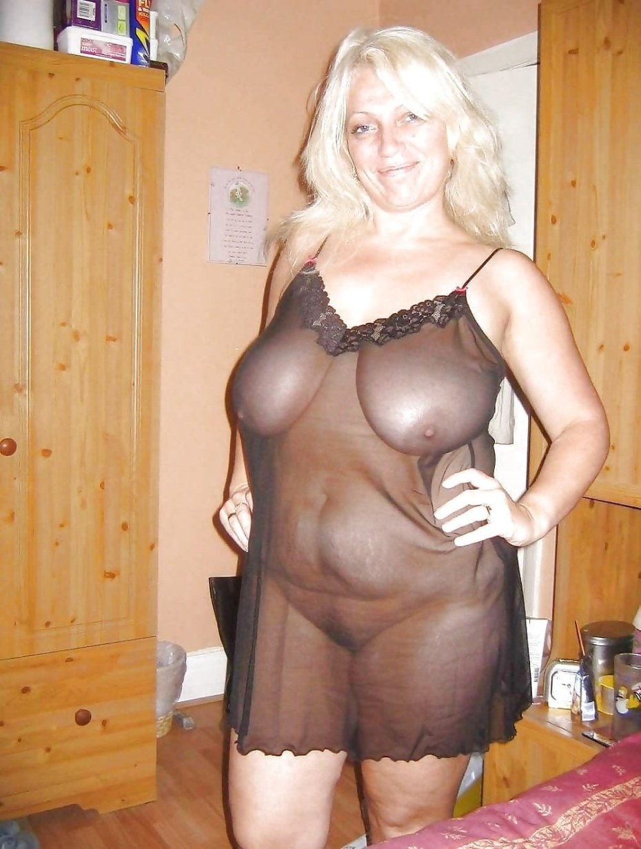 Голые женщины в прозрачных пеньюарах