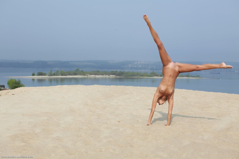 Голая спортсменка на природе