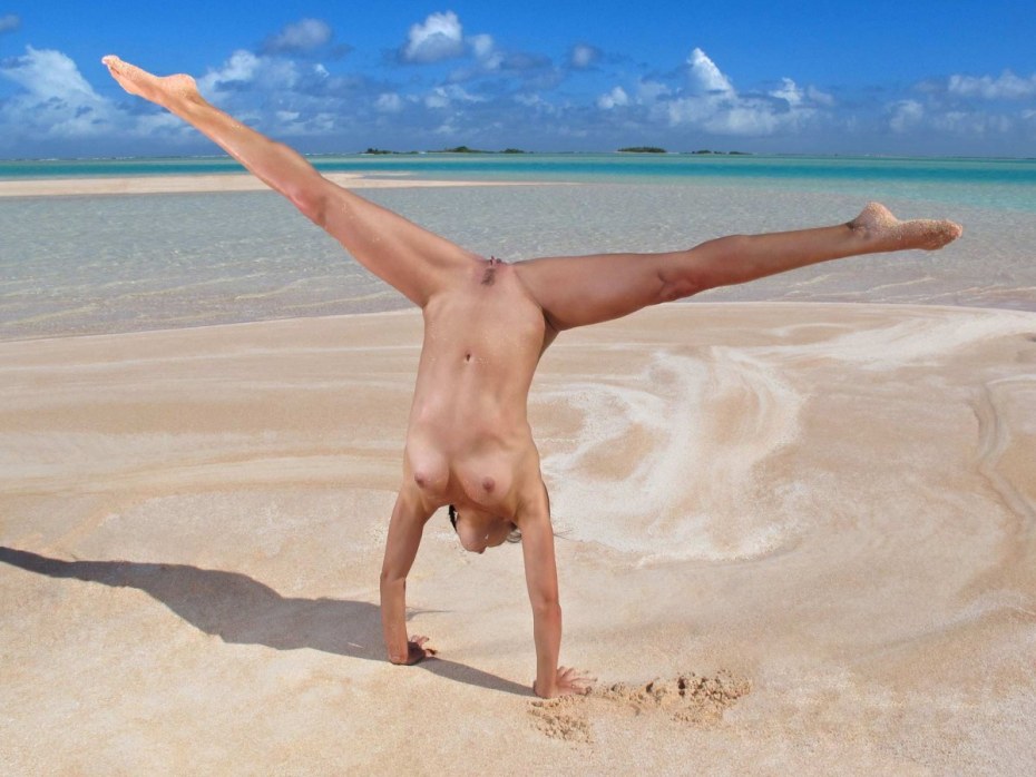 Голые гимнастки на природе