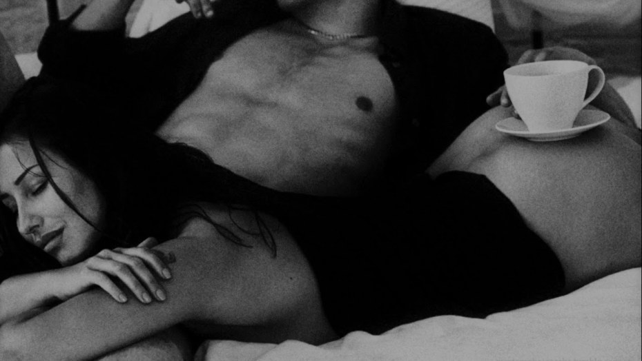 Девушка на кухонном столе