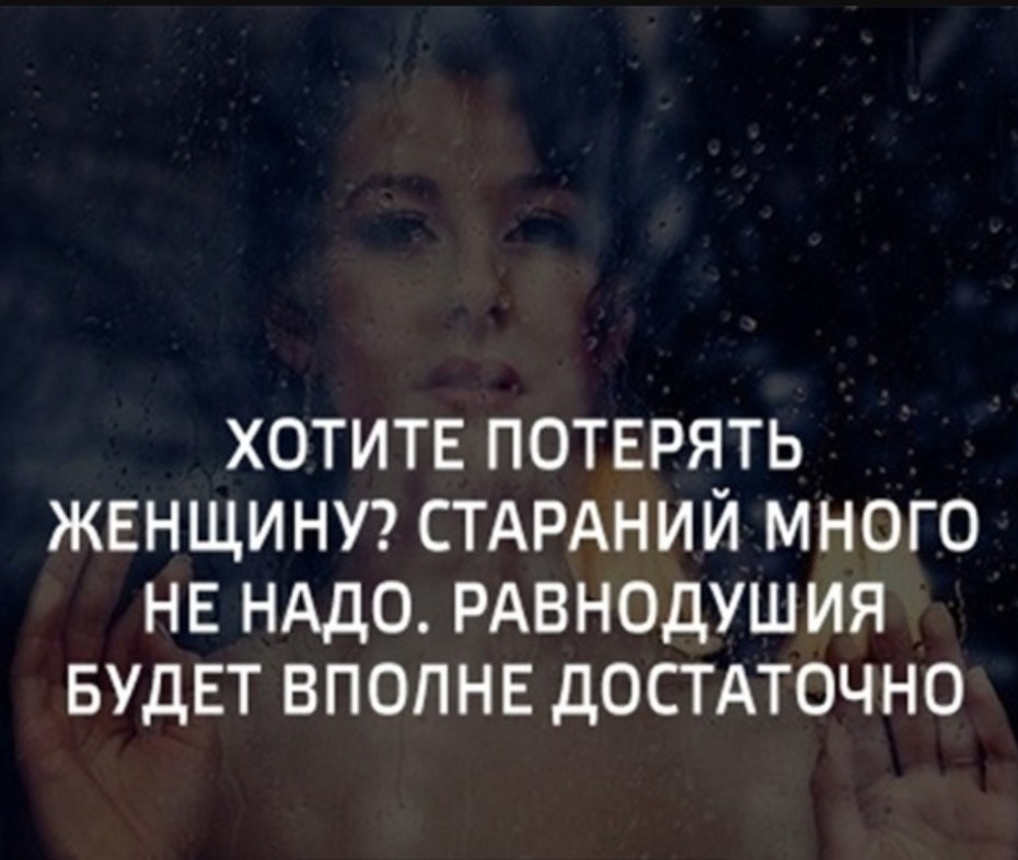 Мужчина заглядывает под платье