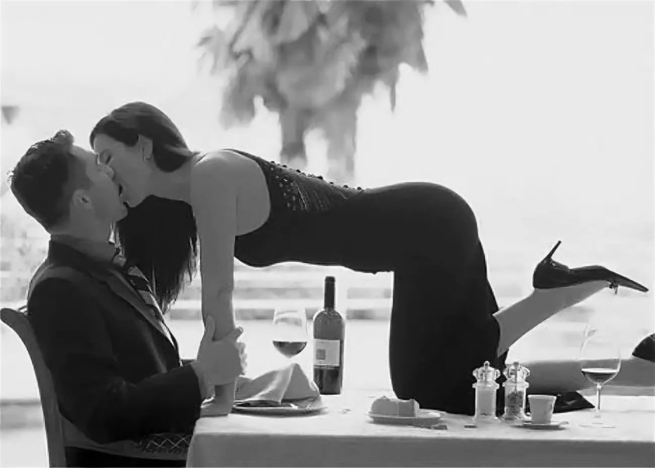 Женщина прислуживает мужчине