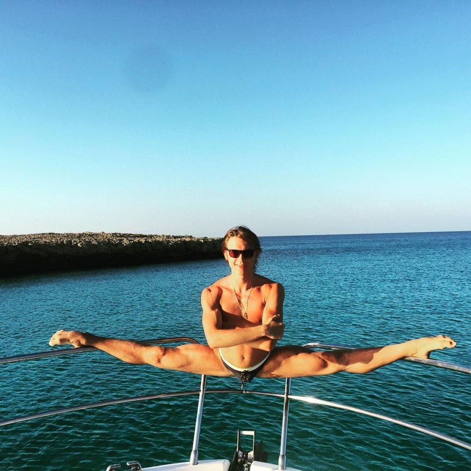 Накаченные мужчины в плавках шорты