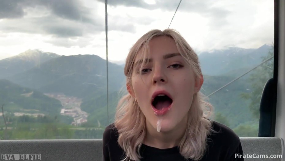 Ева Элфи показывает вагину